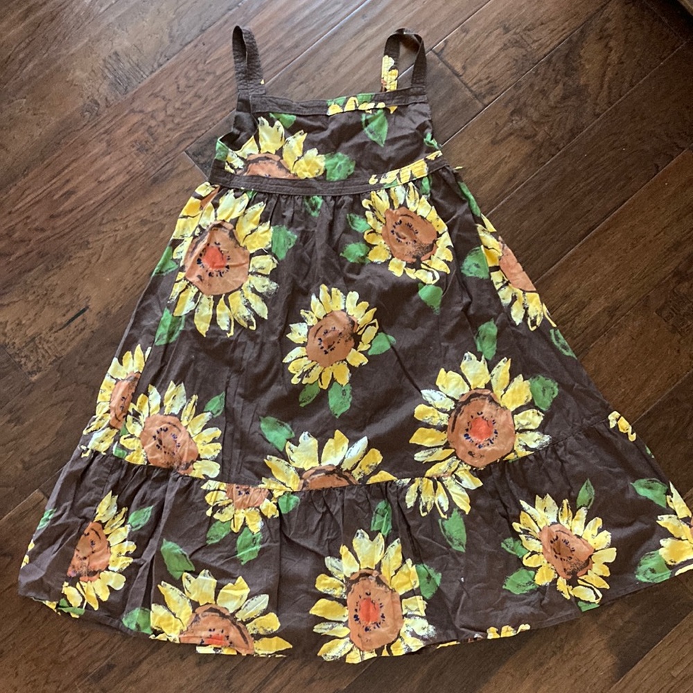 It’s in great condition. Has a zipper in the back.